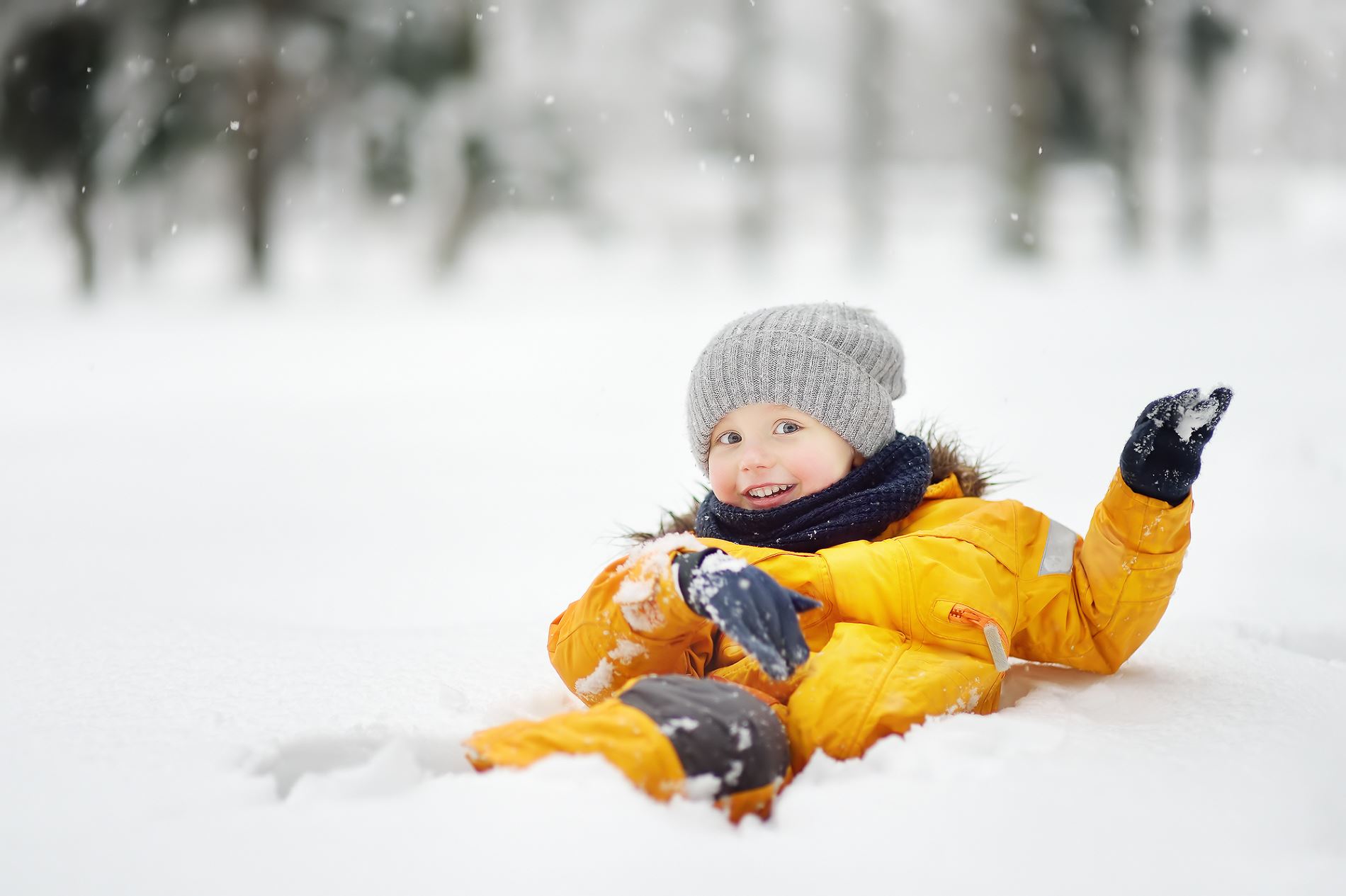 Kind beim Spielen im Winter