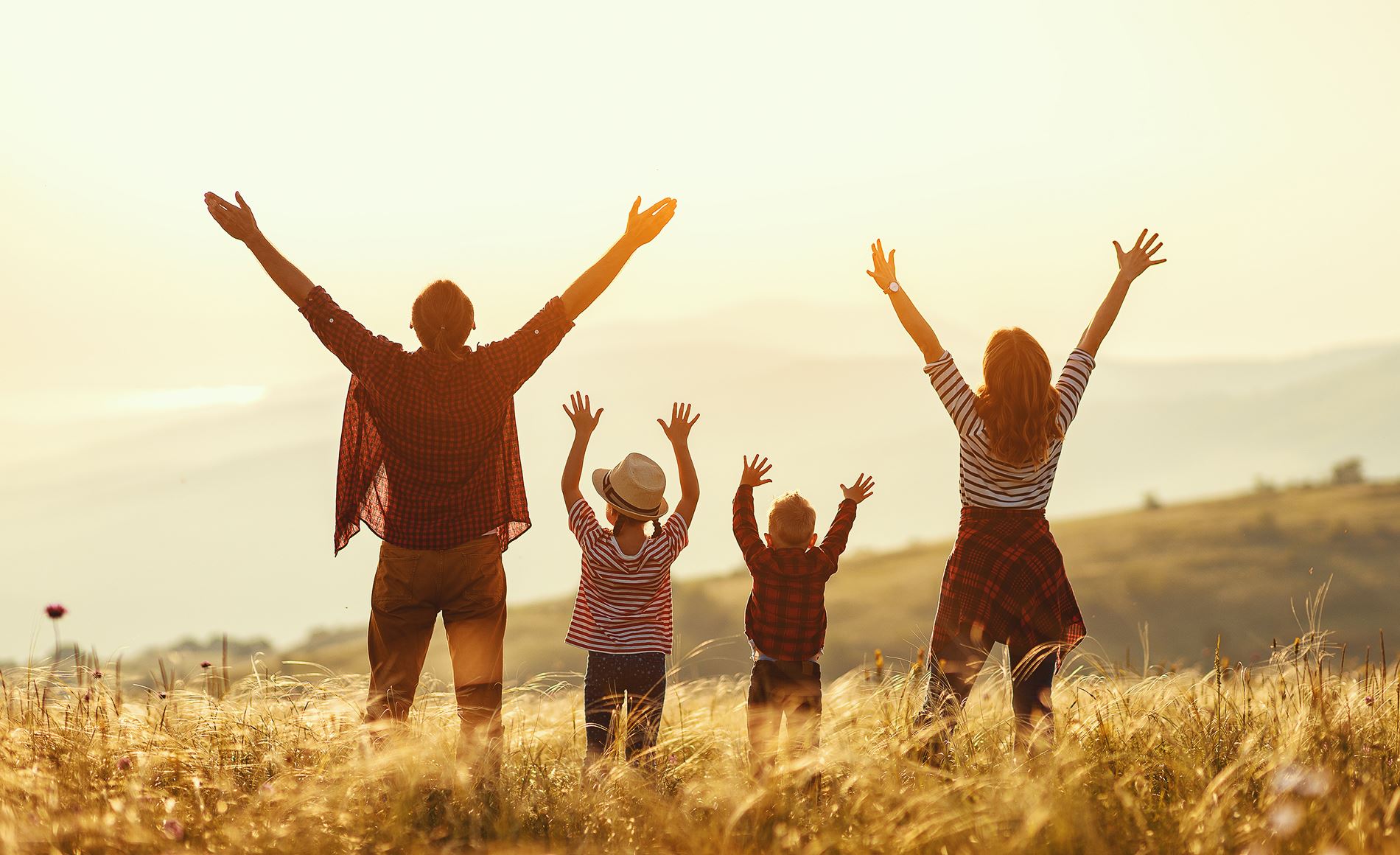 Familie beim Sonnenuntergang