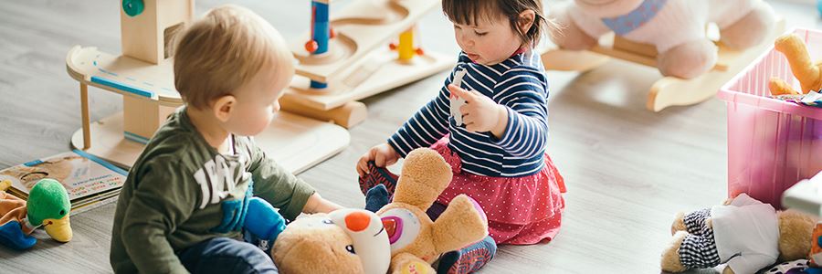 Kinder spielen gemeinsam