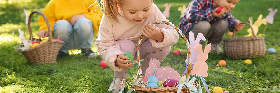 Kinder bei der Eiersuche zu Ostern