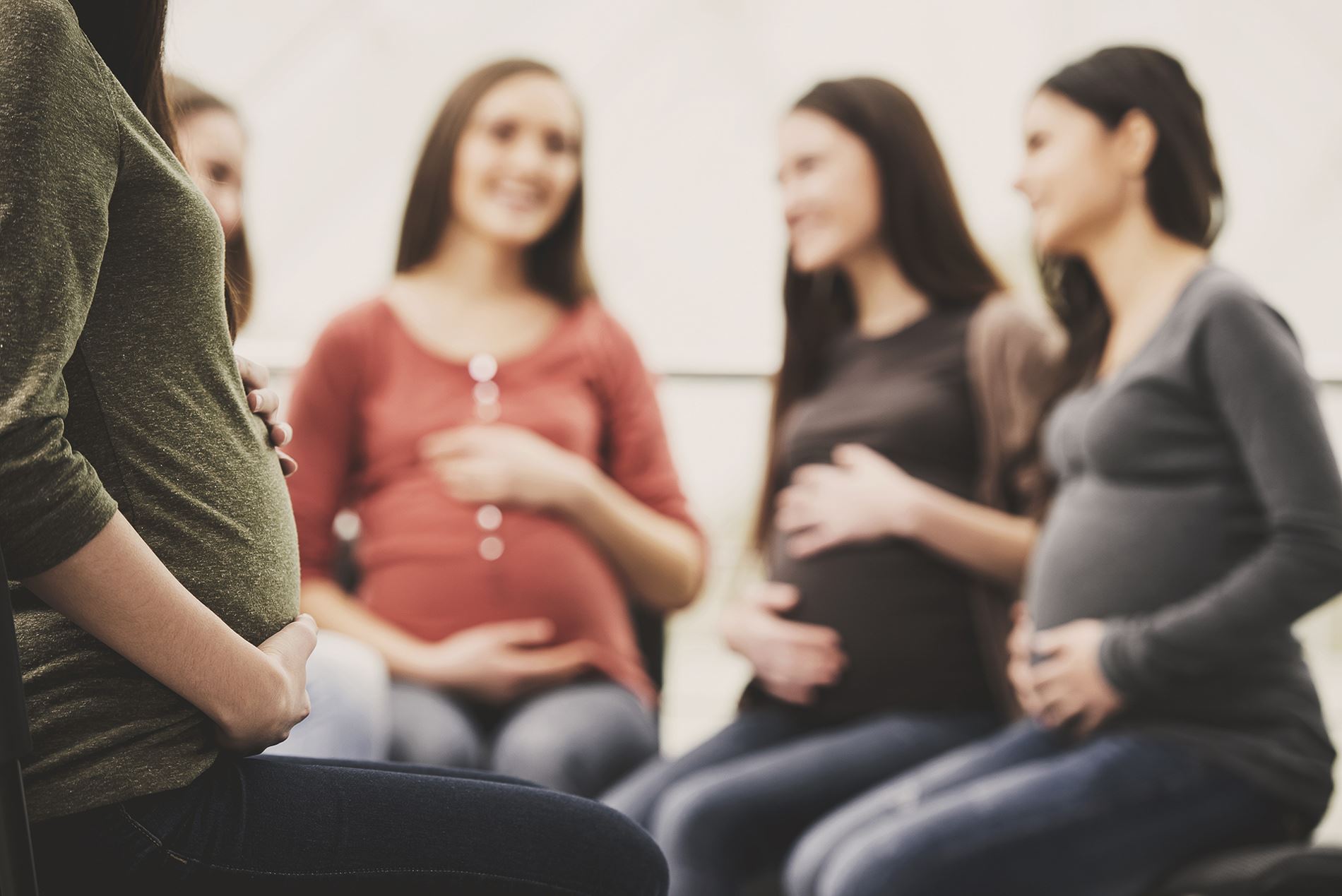 Schwangere Frauen im Geburtsvorbereitungskurs