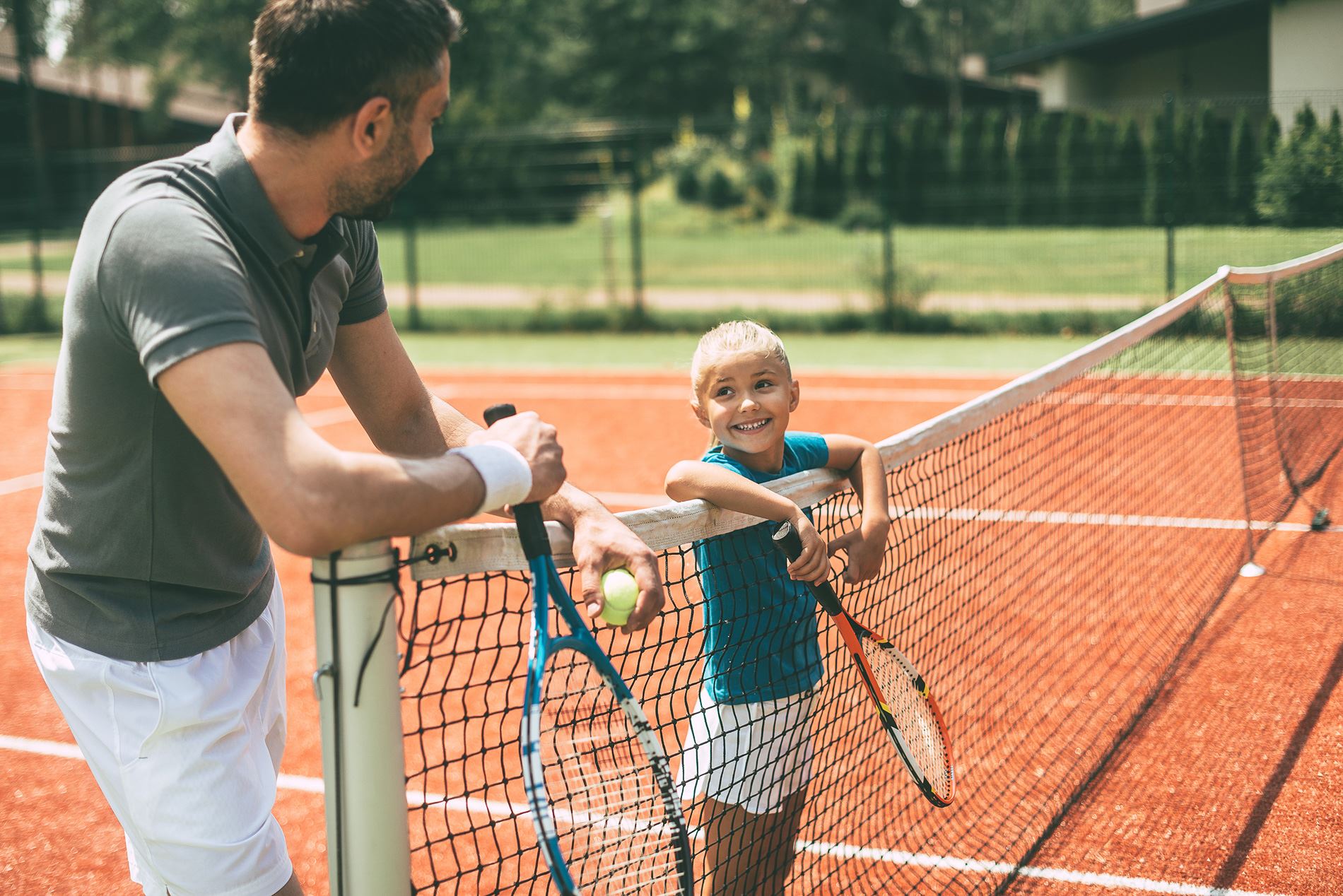 Vater und Tochter beim Tennisspielen